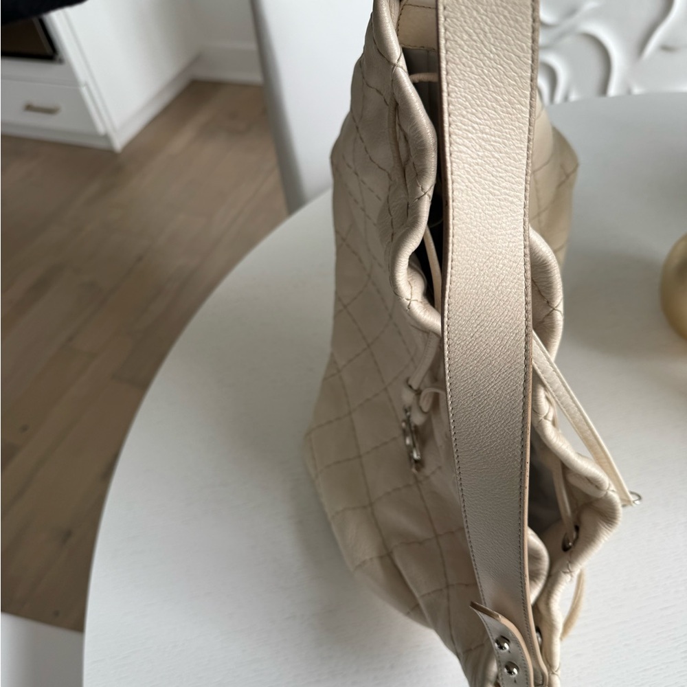 Chanel Quilted Ivory drawstring bag
On The Road Bucket Bag - Picture 5 of 14